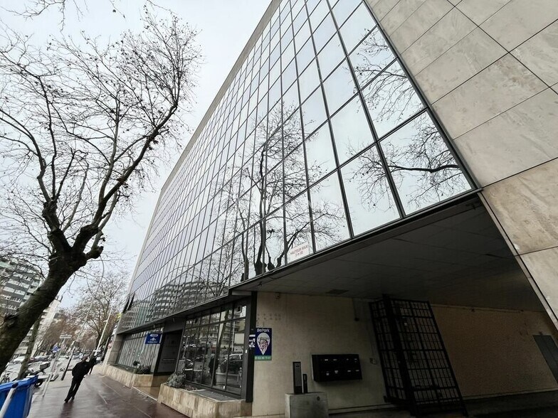 Office in Montrouge for lease - Building Photo - Image 3 of 7