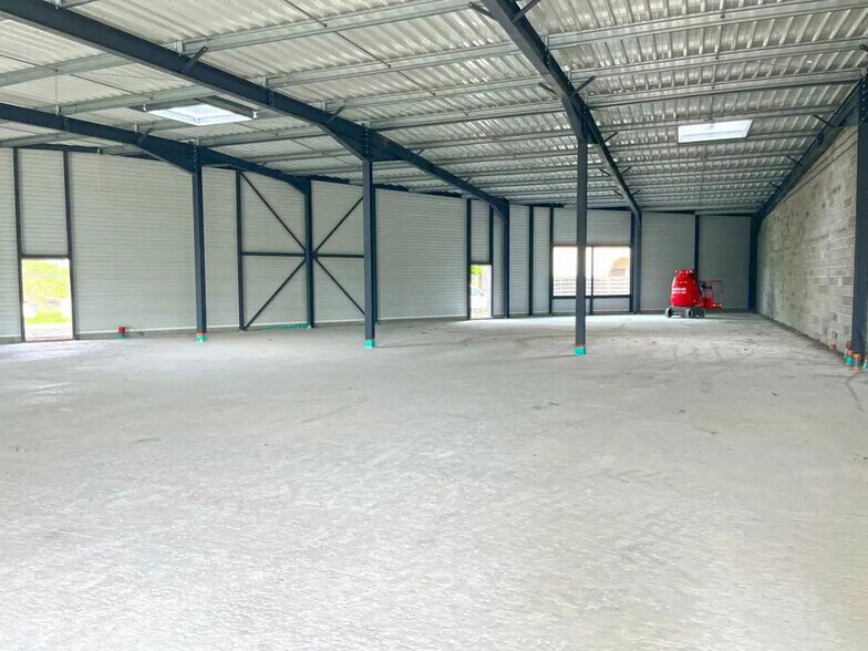 Retail in Merville for lease - Interior Photo - Image 2 of 3