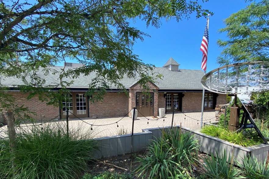 353 N Bedford Rd, Mount Kisco, NY for sale - Primary Photo - Image 1 of 1