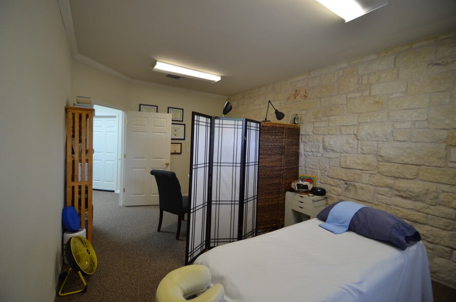 4131 Spicewood Springs Rd, Austin, TX for sale - Interior Photo - Image 2 of 5