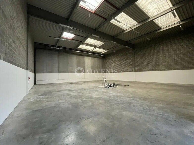 Flex in Moissy-Cramayel for lease - Interior Photo - Image 1 of 9