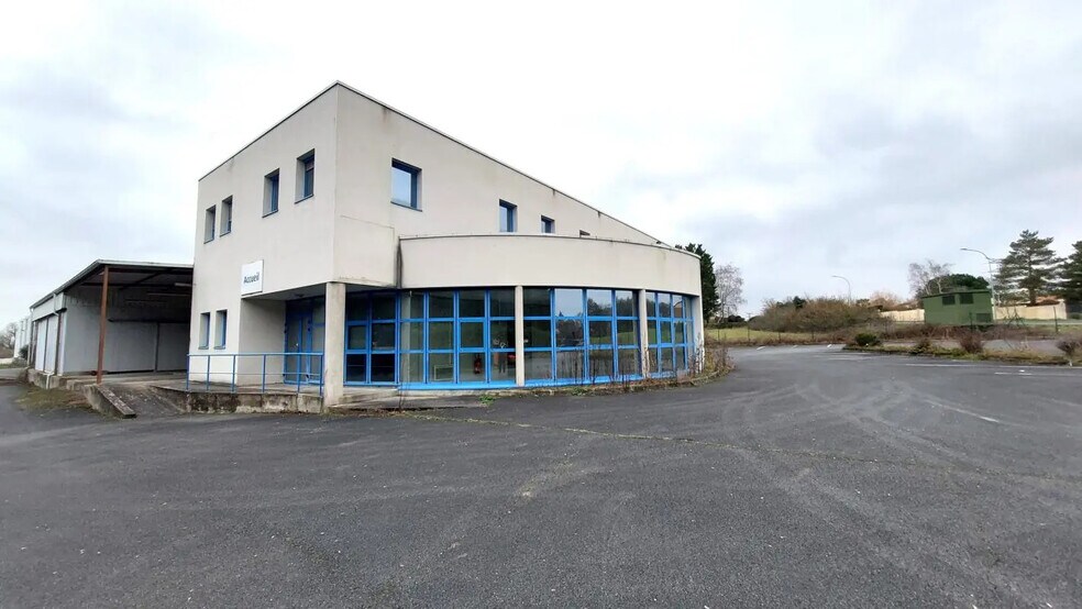 Flex in Poitiers for lease - Building Photo - Image 2 of 10