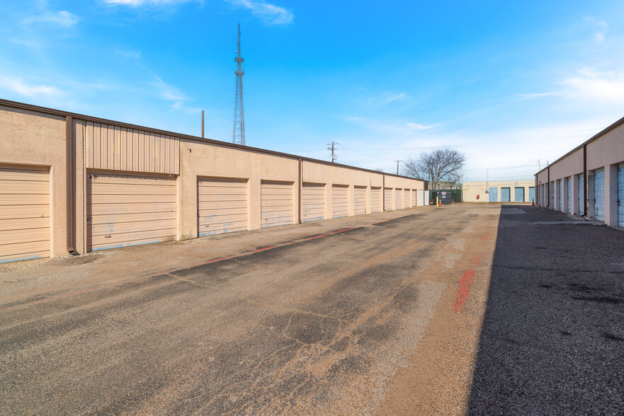 3514 Cavalier Dr, Garland, TX for lease - Building Photo - Image 3 of 3