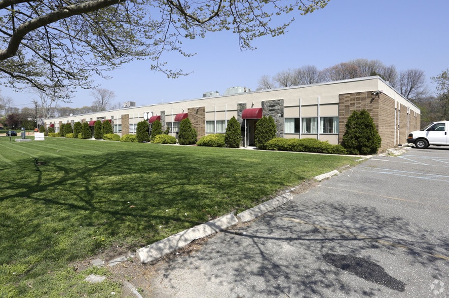 631-641 Old Willets Path, Hauppauge, NY for sale - Primary Photo - Image 1 of 1