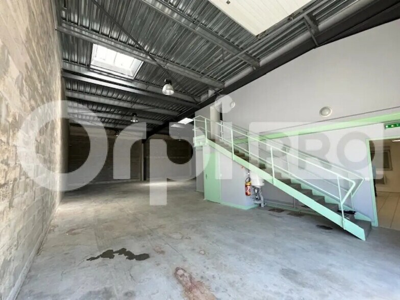 Flex in Vert-Saint-Denis for lease - Interior Photo - Image 3 of 12