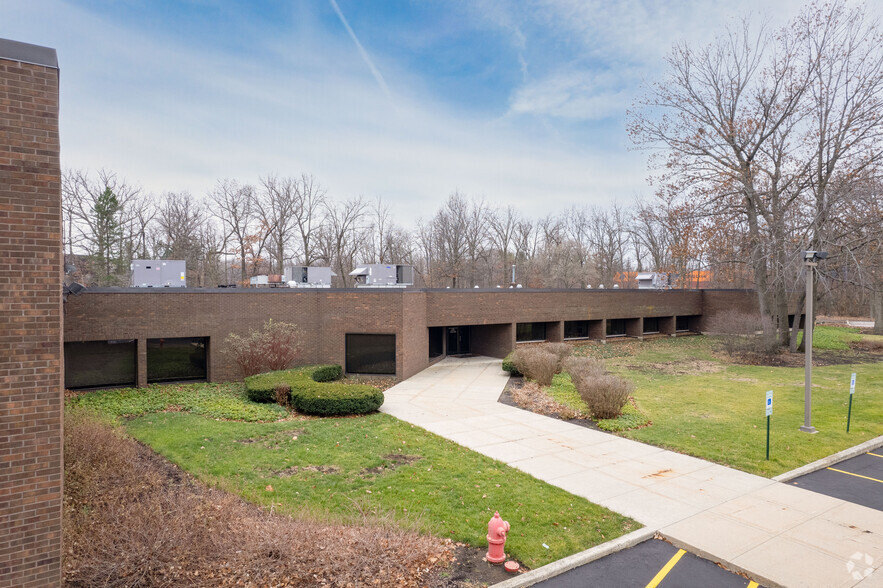 2401 Waukegan Rd, Bannockburn, IL for lease - Building Photo - Image 2 of 12