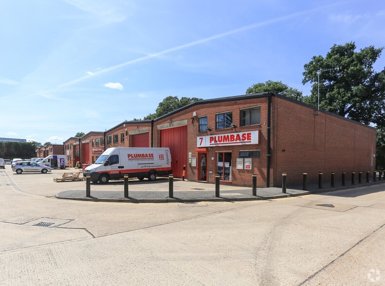 Gatwick Rd, Crawley for lease - Primary Photo - Image 1 of 4