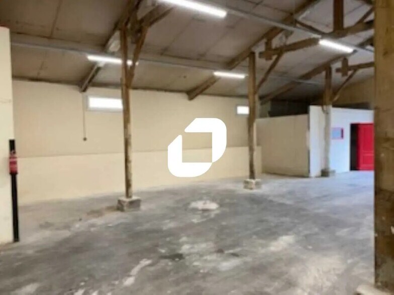 Flex in Jouars-Pontchartrain for lease - Interior Photo - Image 3 of 11