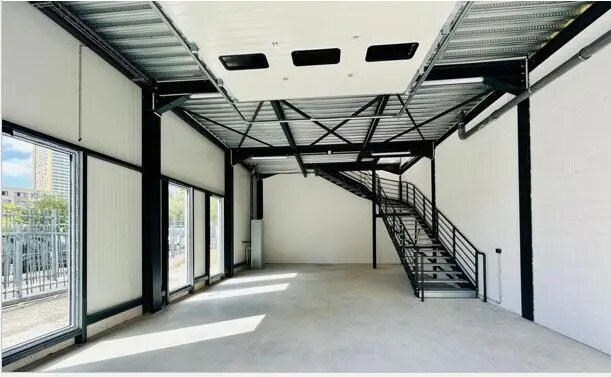 Industrial in Bagnolet for lease Building Photo- Image 1 of 7