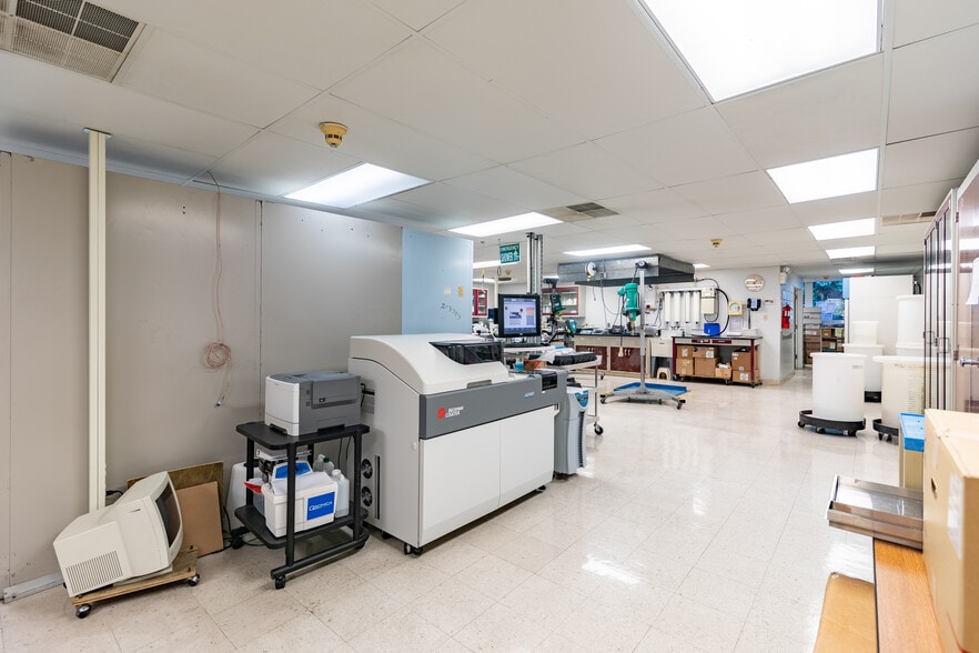 1745 Eaton Ave, Bethlehem, PA for sale - Interior Photo - Image 3 of 29