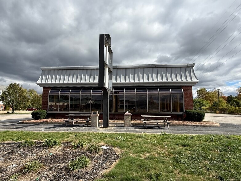 320 Dixie Way, South Bend, IN for lease - Building Photo - Image 3 of 11