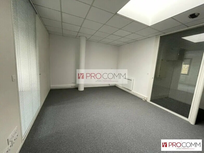 Office in Chartres for lease - Interior Photo - Image 2 of 7