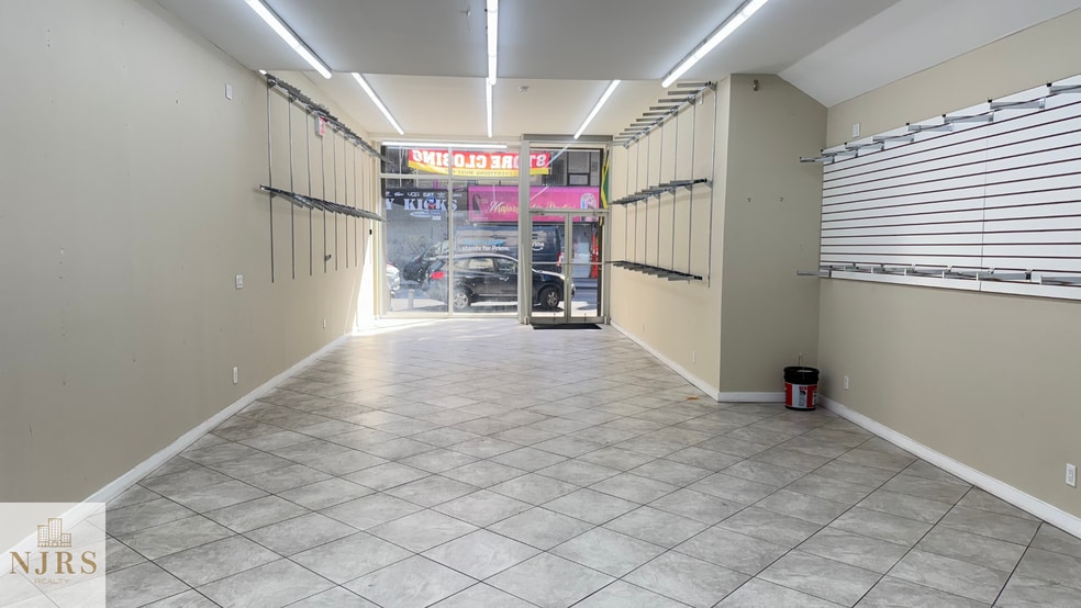 1581 Pitkin Ave, Brooklyn, NY for lease - Interior Photo - Image 2 of 12