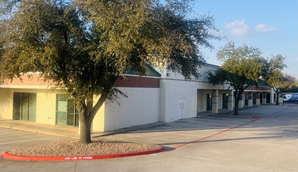 425 Round Rock West Dr, Round Rock, TX for lease - Building Photo - Image 1 of 19