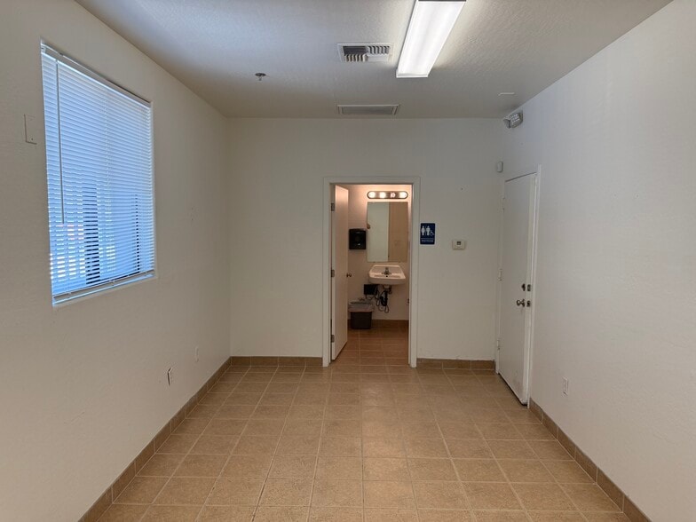 512 W 2nd Ave, Mesa, AZ for lease - Building Photo - Image 2 of 23