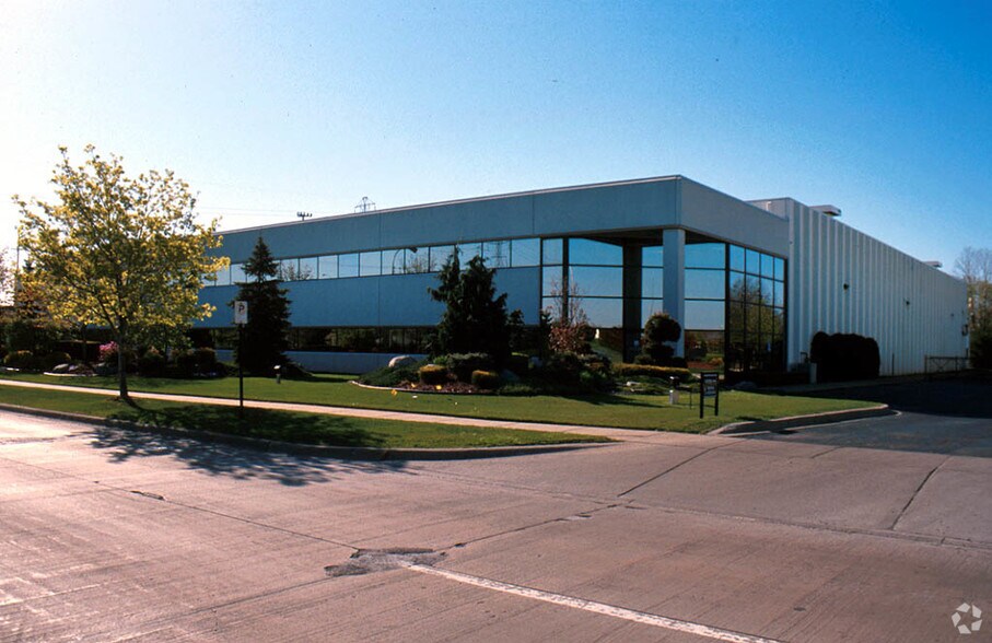 13870 E 11 Mile Rd, Warren, MI 48089