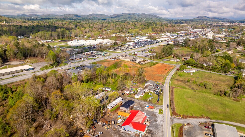 1611 Old Spartanburg rd, Hendersonville, NC for sale - Building Photo - Image 3 of 12