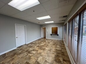 1114 N Main St, Algonquin, IL for lease Interior Photo- Image 2 of 8