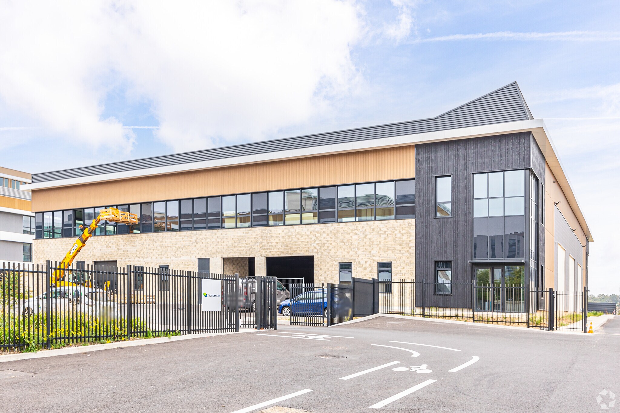 Flex in Nanterre for lease Primary Photo- Image 1 of 4