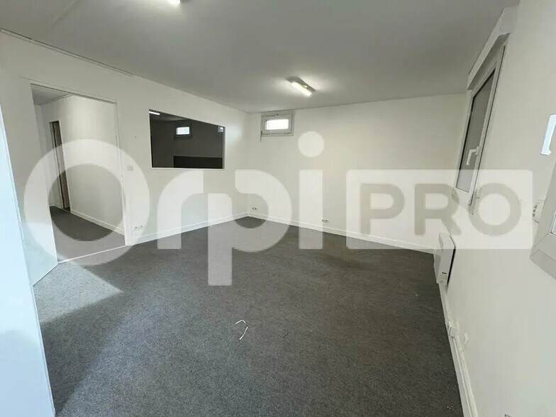 Office in Villecresnes for lease - Building Photo - Image 3 of 7