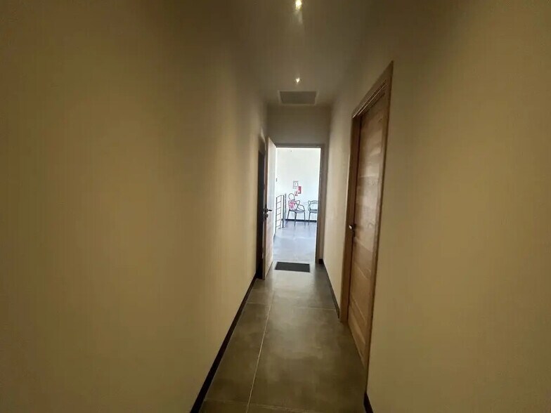 Office in Saint-Rémy-de-Provence for lease - Interior Photo - Image 3 of 9