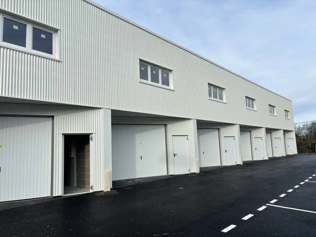 Flex in VILLENAVE-D'ORNON for lease Building Photo- Image 1 of 5