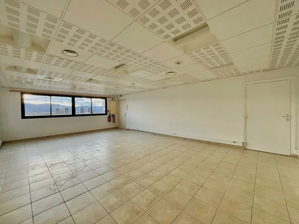 Office in Mouans-Sartoux for lease Interior Photo- Image 1 of 5