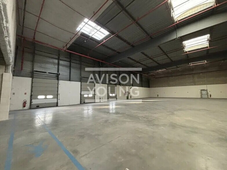 Flex in Stains for lease - Interior Photo - Image 3 of 9