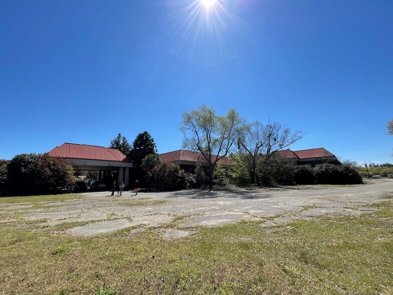 5275 Dingle Pond Rd, Summerton, SC 29148 Lenora's Santee Resort Inn