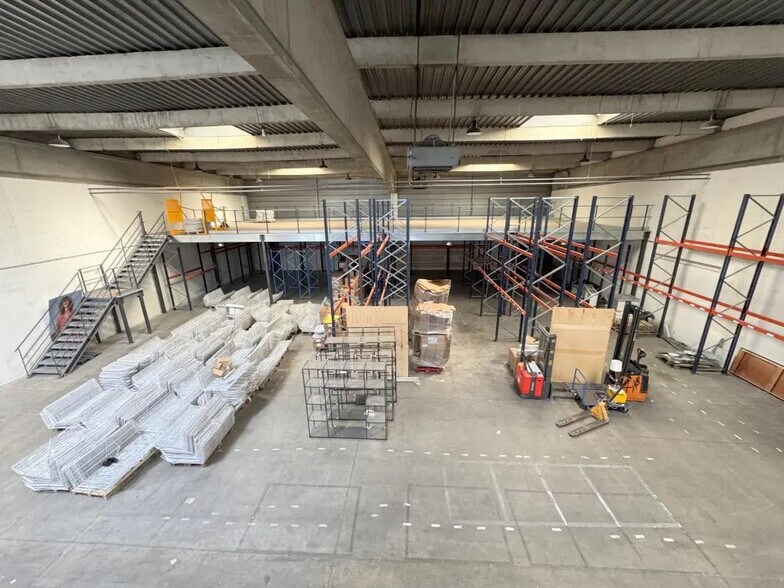 Flex in Beauchamp for lease - Interior Photo - Image 3 of 12