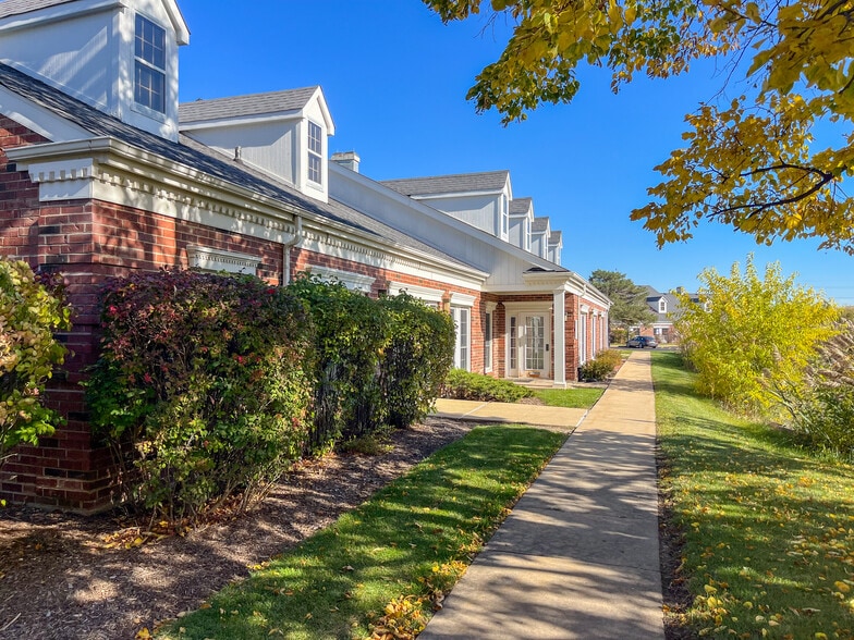 33 W Higgins Rd, South Barrington, IL for lease - Building Photo - Image 3 of 8