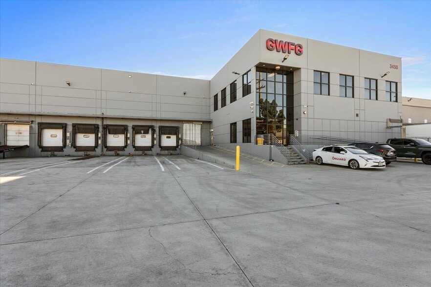 3450 E Vernon Ave, Vernon, CA for lease - Building Photo - Image 1 of 17