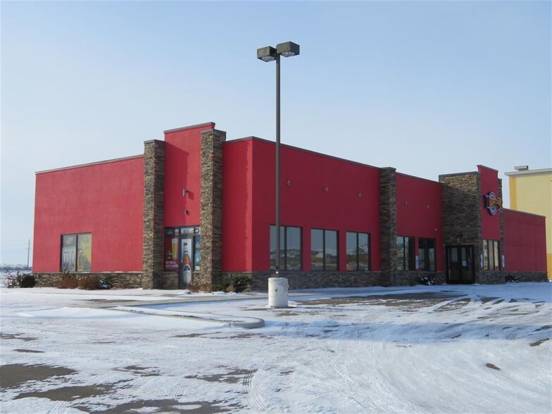 1603 35th Ave SW, Minot, ND for sale - Primary Photo - Image 1 of 1