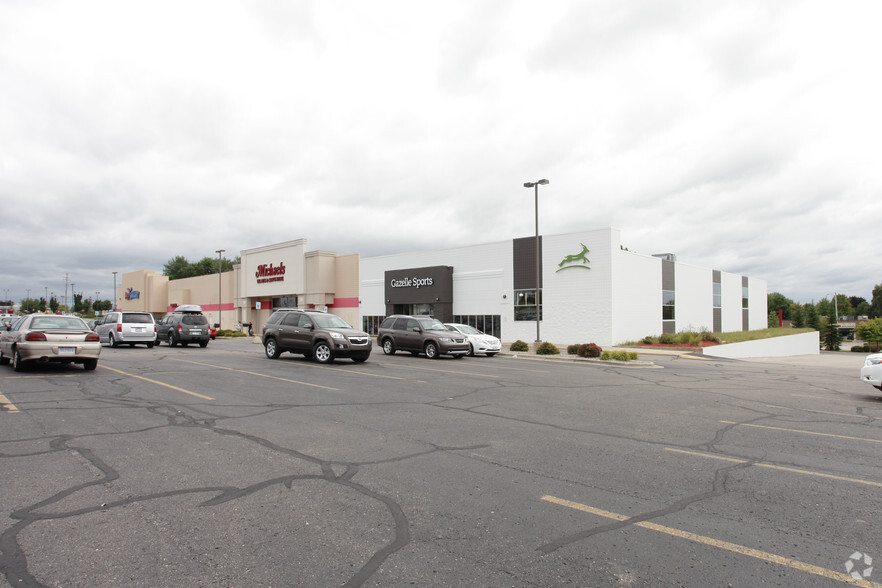 3930-3950 28th St SE, Grand Rapids, MI for lease - Building Photo - Image 1 of 10