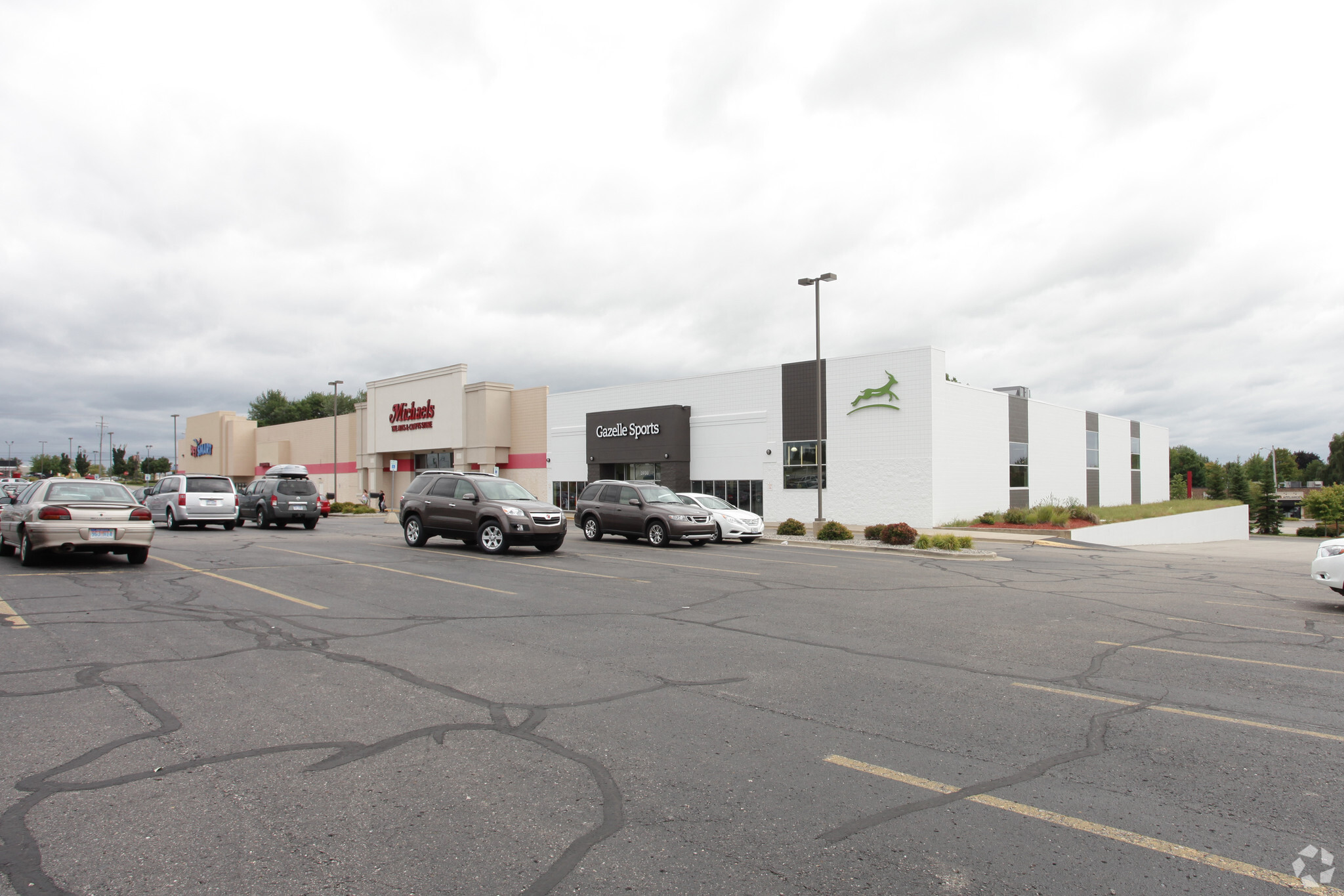 3930-3950 28th St SE, Grand Rapids, MI for lease Building Photo- Image 1 of 11