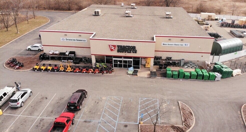 6818 S Scatterfield Rd, Anderson, IN for sale - Building Photo - Image 1 of 1