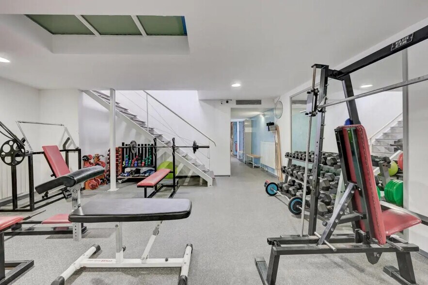 Retail in Marseille for sale - Interior Photo - Image 2 of 11