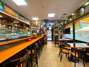 Retail in Barcelona, Barcelona for lease Interior Photo- Image 2 of 17