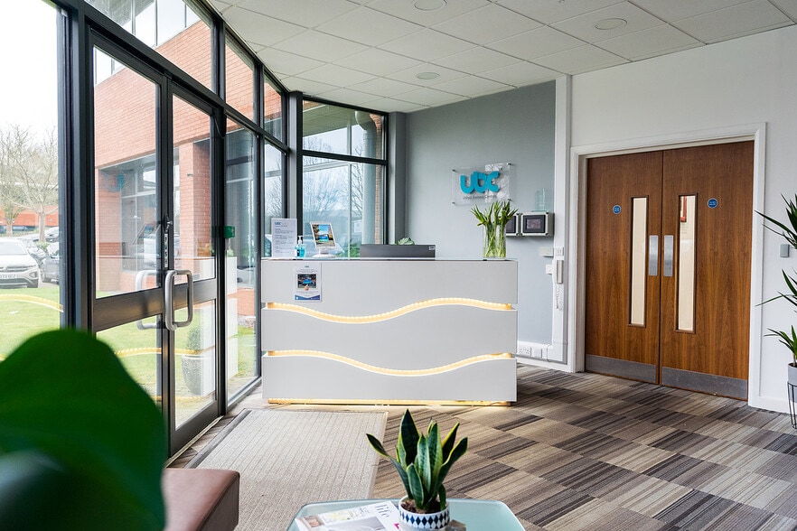 Harvest Cres, Fleet for lease - Building Photo - Image 2 of 9