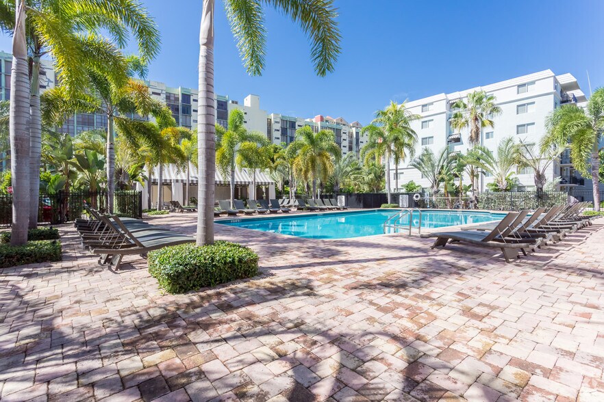 17101 N Bay Rd, Sunny Isles Beach, FL for sale - Primary Photo - Image 1 of 1