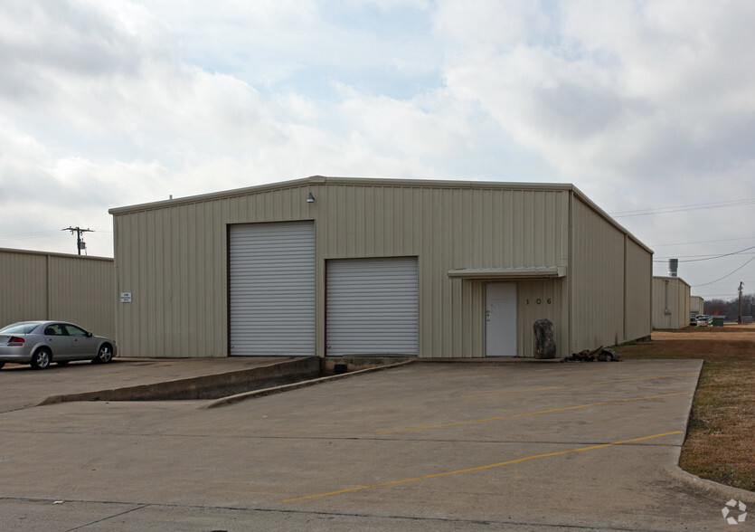 106 Industrial Dr, Forney, TX for lease - Primary Photo - Image 1 of 2