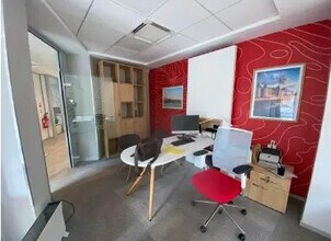 Retail in Paris for lease Interior Photo- Image 1 of 5