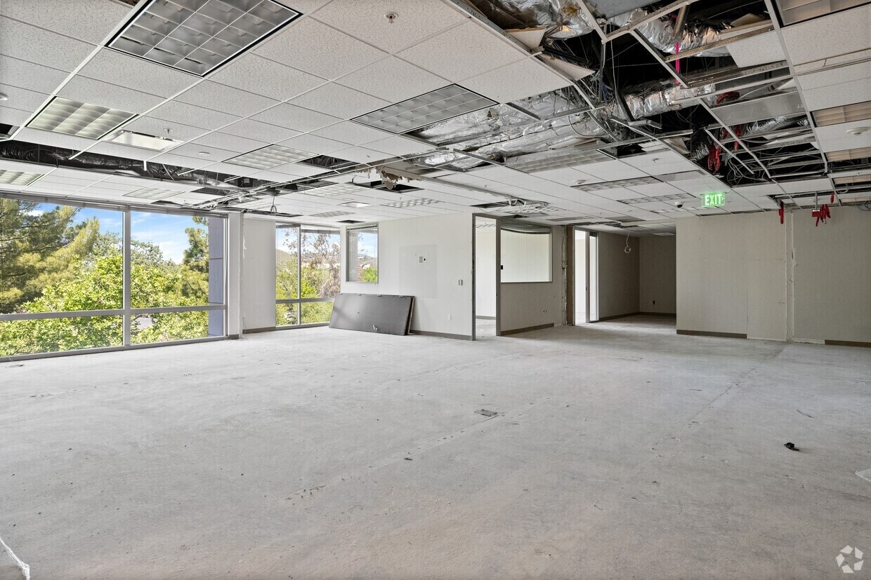 31111 Agoura Rd, Westlake Village, CA for lease Building Photo- Image 1 of 2