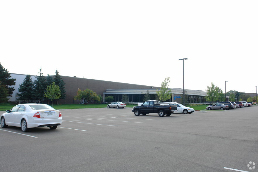 2001 W 94th St, Bloomington, MN for lease - Building Photo - Image 2 of 8