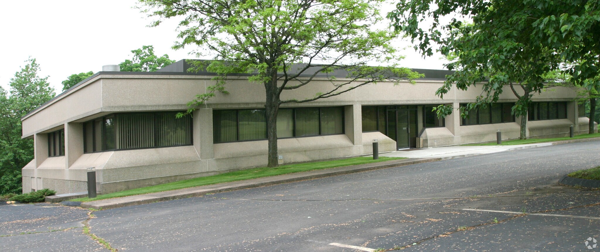 111 South Rd, Farmington, CT 06032