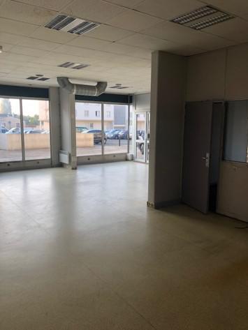 31 Place Du 14 Juillet 1789, Moissy-Cramayel for lease - Interior Photo - Image 2 of 5