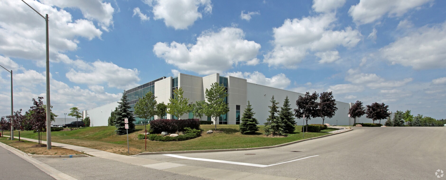 100 Edgeware Rd, Brampton, ON L6Y 5L9