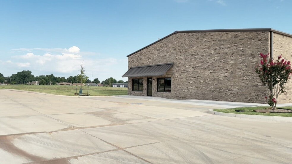 7609 NW 79th Pl, Oklahoma City, OK for lease - Commercial Listing Video - Image 2 of 36