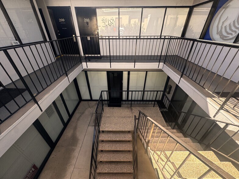 6016 Fallbrook Ave, Woodland Hills, CA for lease - Building Photo - Image 2 of 8