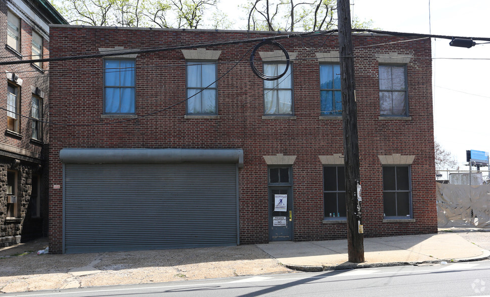 212 W Roberts Ave, Philadelphia, PA for lease - Building Photo - Image 2 of 7